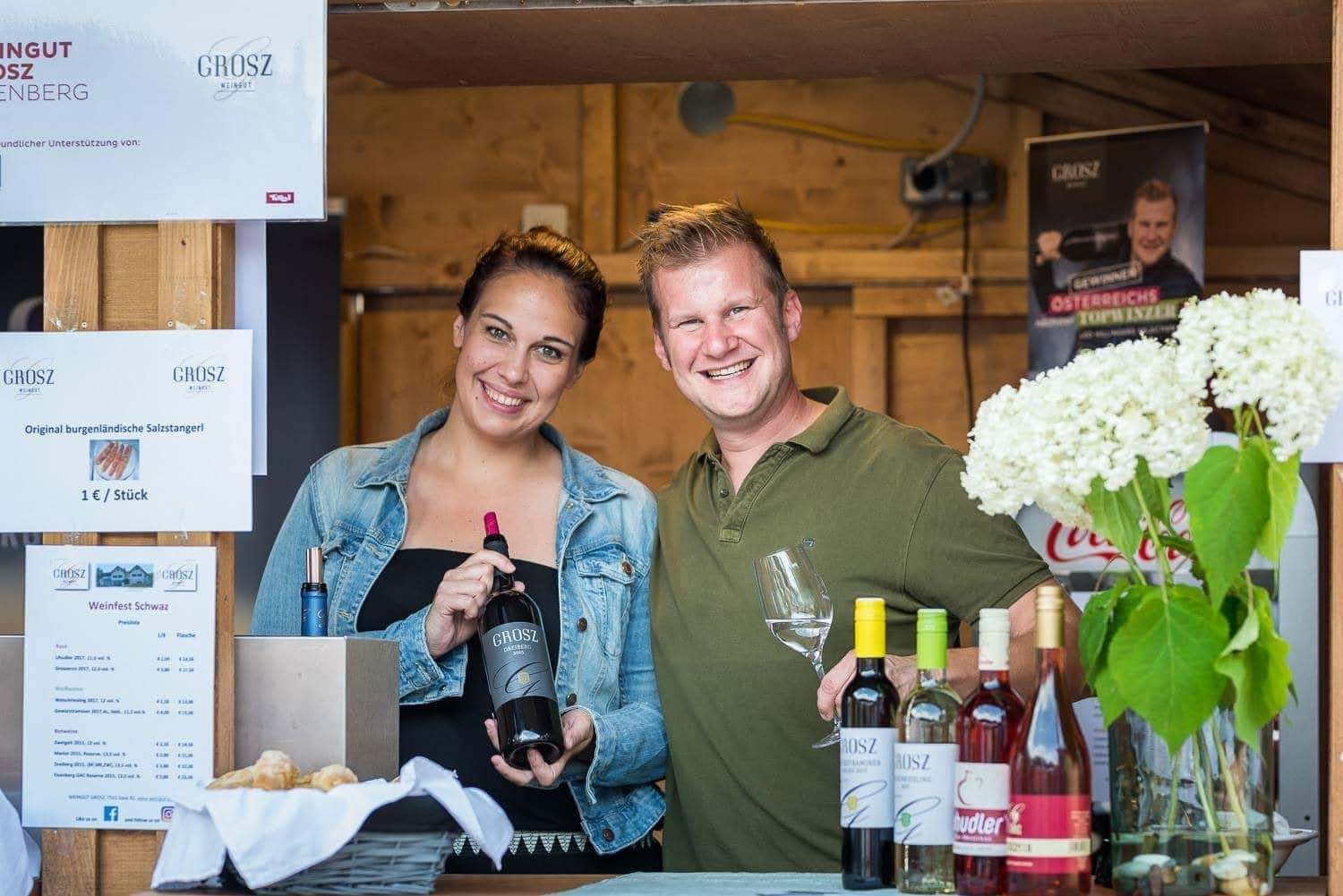 Andreas und Denise Grosz mit Wein in der Hand